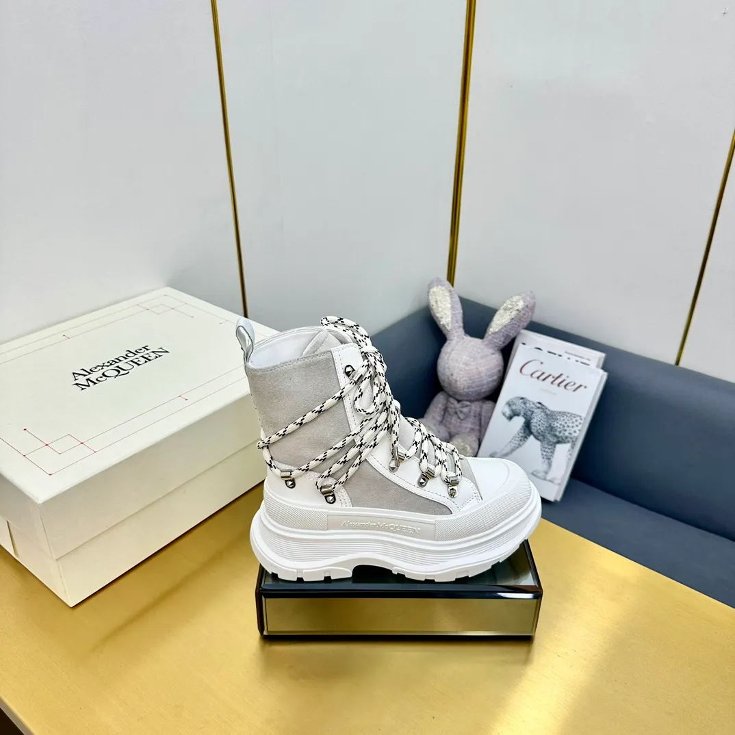 👟👟Ex-factory price 680👟👟 Alexander McQueen's latest thick-soled Martin boots, original 1:1 development, outsole original open-film TPU sole, fabric full-grain cowhide + high mercerized cowhide, lining sheepskin original hardware carabiner bottom height 5cm Size: #35-40 39-45